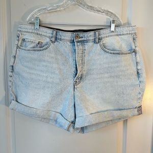 NWT Torrid Light Wash Button Fly Denim Shorts, size 20